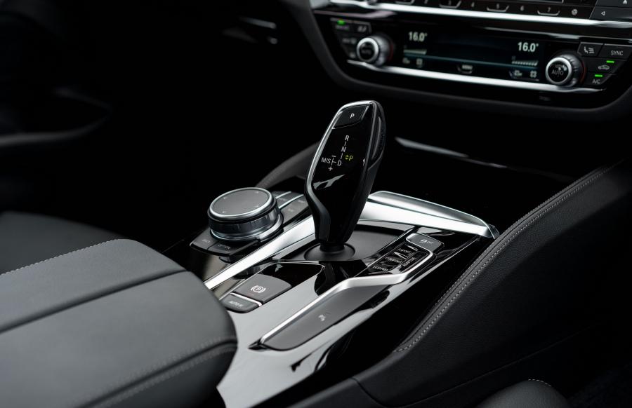 Детали интерьера BMW 520i Sedan Luxury Line (G30) 2019 года  (MY) (фото 5 из 14)